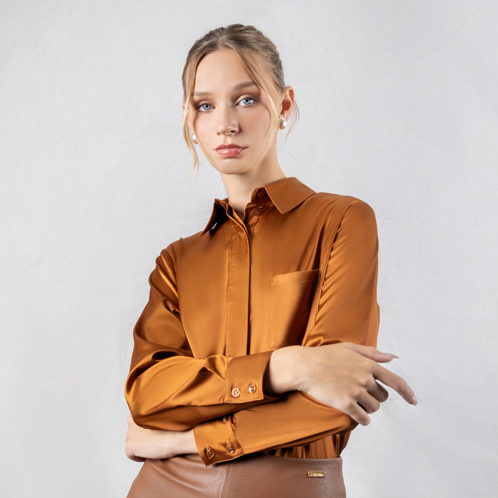 Blusa Clásica con Bolsillo Irene Camel