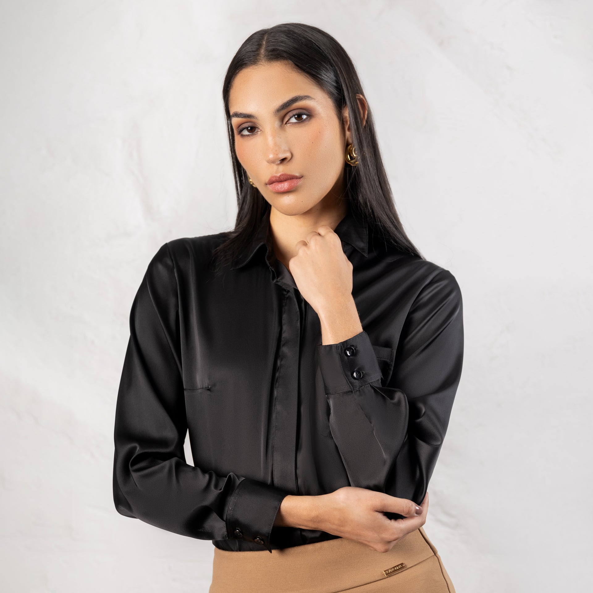 Blusa Clásica con Bolsillo Irene Negro