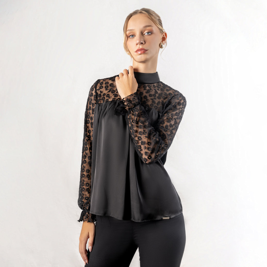 Blusa Satinada Encaje Samira Negro
