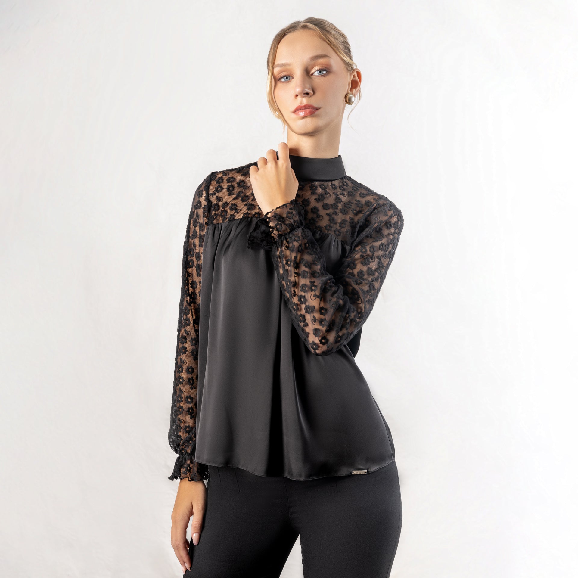 Blusa Satinada Encaje Samira Negro