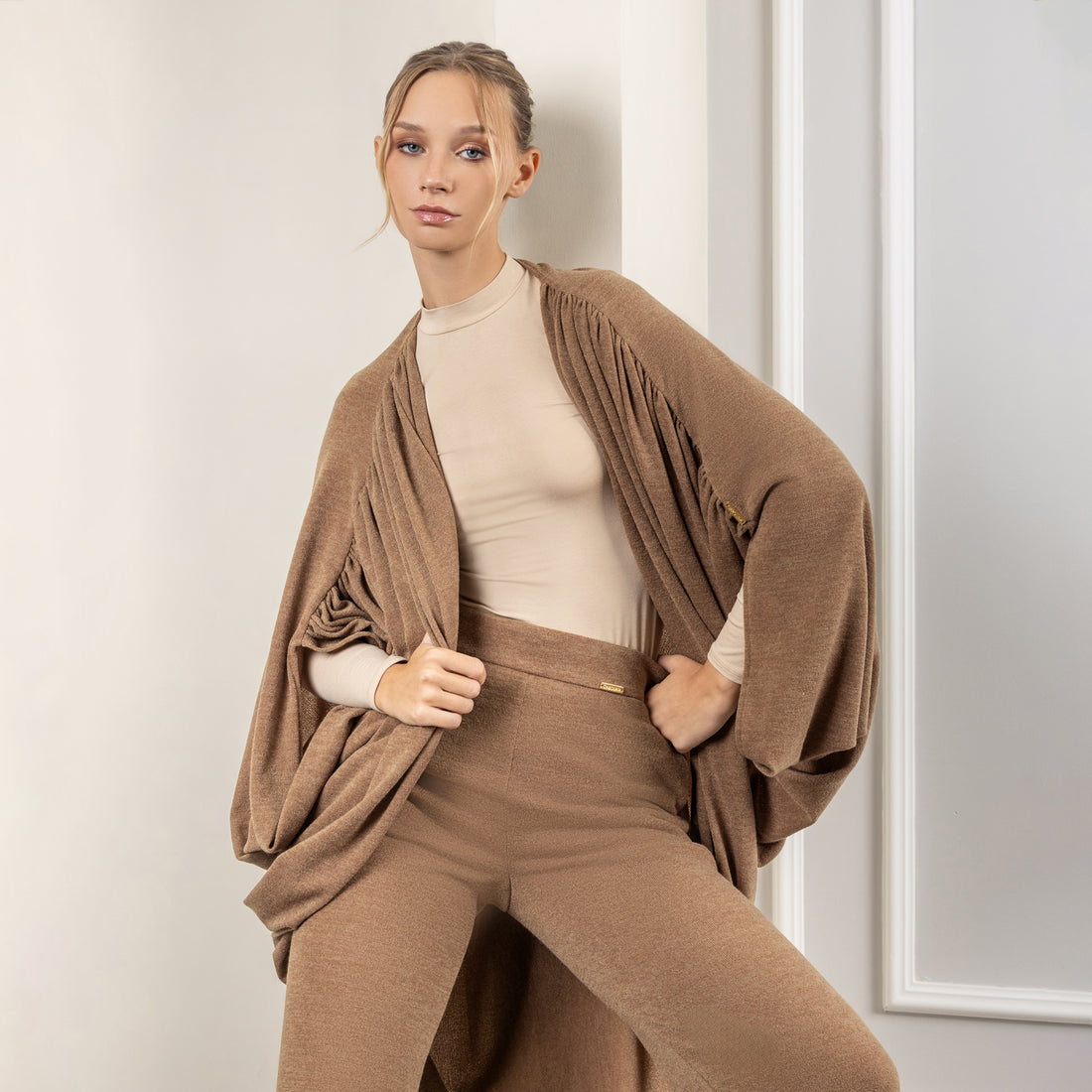 Capa Tejida Isis Camel